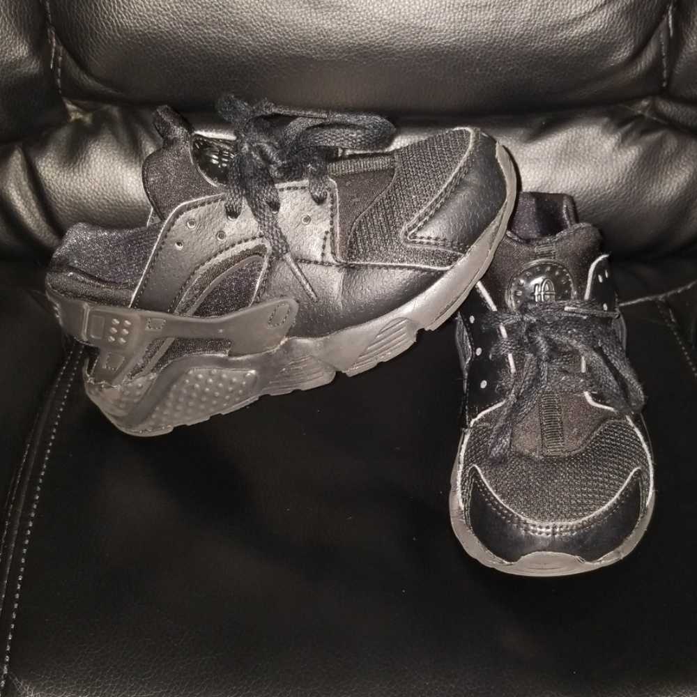 NIKE Black Huarache Sneaker (Size 11c)

🐃